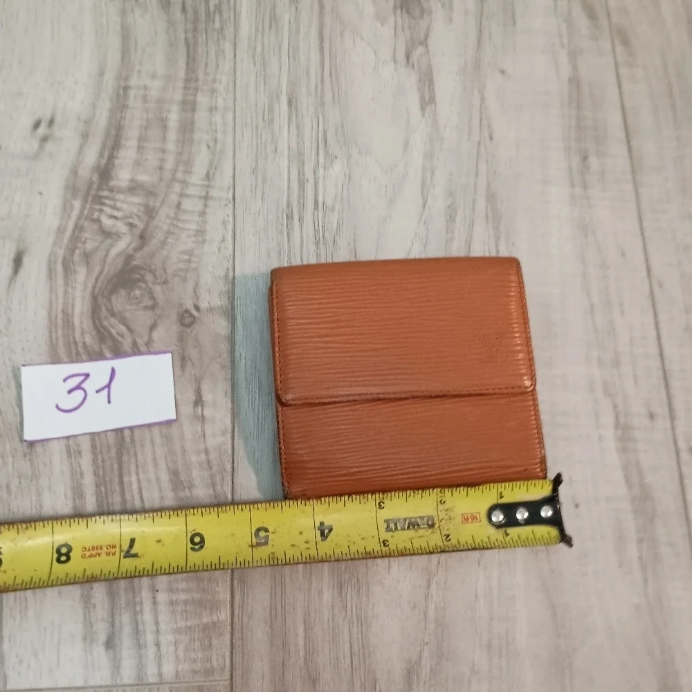 Louis Vuitton elegant louis